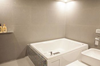 Deep Soaking Bathtub