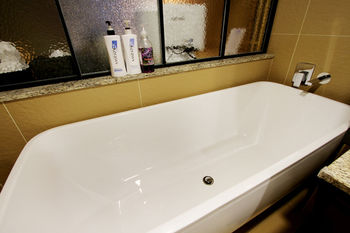 Deep Soaking Bathtub