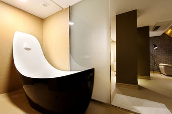 Deep Soaking Bathtub