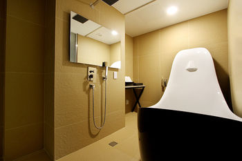 Deep Soaking Bathtub