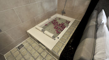 Deep Soaking Bathtub