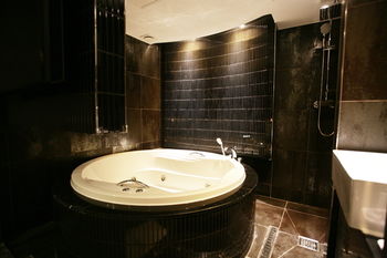 Deep Soaking Bathtub