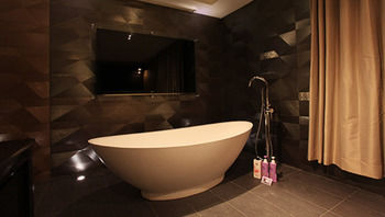 Deep Soaking Bathtub