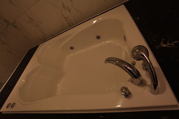 Deep Soaking Bathtub