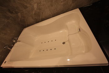 Deep Soaking Bathtub