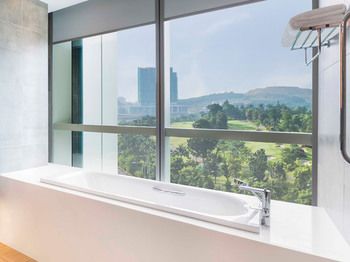 Deep Soaking Bathtub