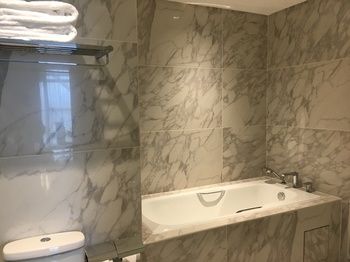 Deep Soaking Bathtub