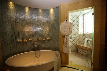 Deep Soaking Bathtub