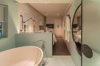 Deep Soaking Bathtub