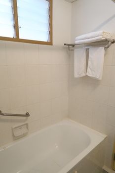Deep Soaking Bathtub