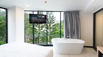 Deep Soaking Bathtub