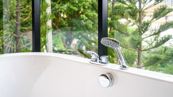 Deep Soaking Bathtub