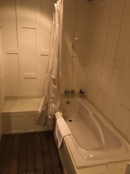 Deep Soaking Bathtub