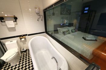 Deep Soaking Bathtub