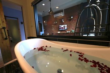 Deep Soaking Bathtub