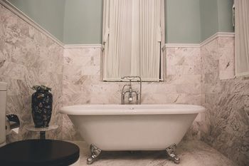 Deep Soaking Bathtub