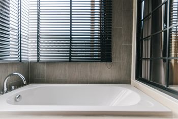 Deep Soaking Bathtub
