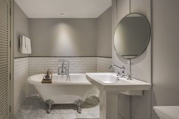 Deep Soaking Bathtub