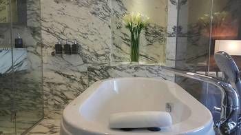 Deep Soaking Bathtub