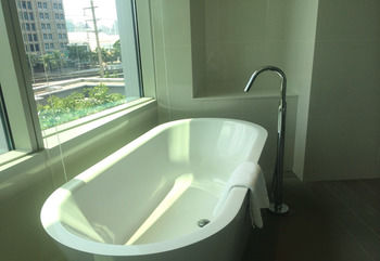 Deep Soaking Bathtub