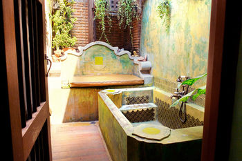 Deep Soaking Bathtub