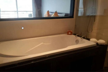 Deep Soaking Bathtub