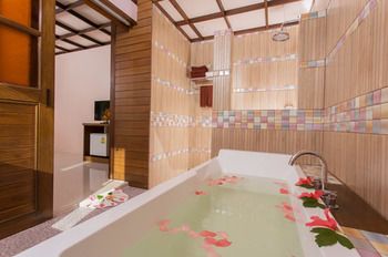 Deep Soaking Bathtub