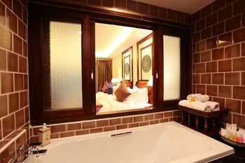 Deep Soaking Bathtub