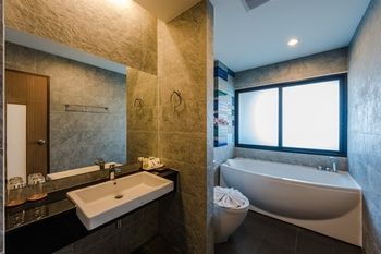 Deep Soaking Bathtub