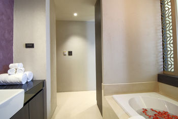 Deep Soaking Bathtub