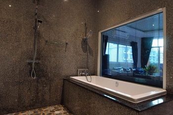 Deep Soaking Bathtub