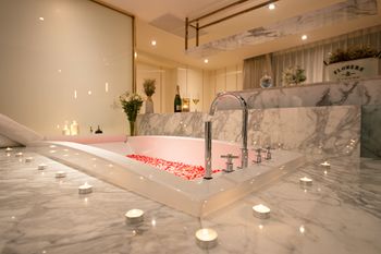 Deep Soaking Bathtub