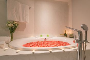 Deep Soaking Bathtub