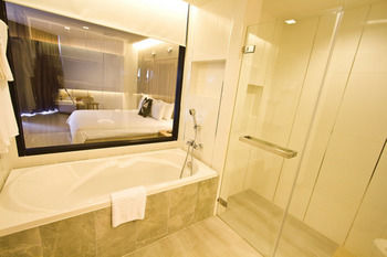Deep Soaking Bathtub