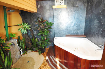 Deep Soaking Bathtub