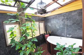 Deep Soaking Bathtub
