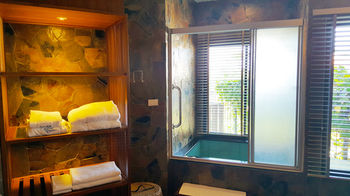 Deep Soaking Bathtub