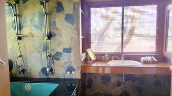Deep Soaking Bathtub