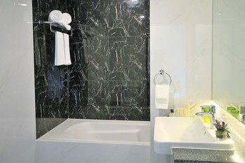 Deep Soaking Bathtub