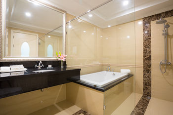 Deep Soaking Bathtub