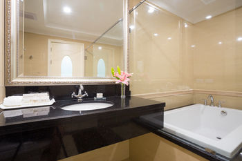 Deep Soaking Bathtub