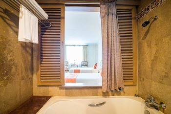 Deep Soaking Bathtub
