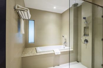 Deep Soaking Bathtub