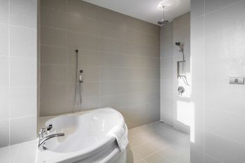 Deep Soaking Bathtub