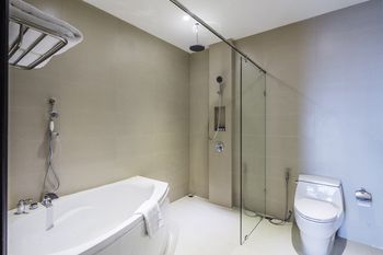 Deep Soaking Bathtub