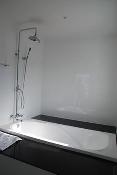 Deep Soaking Bathtub