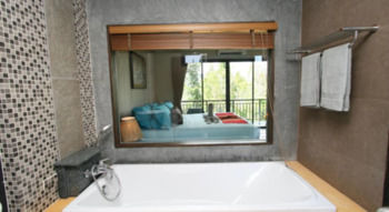 Deep Soaking Bathtub