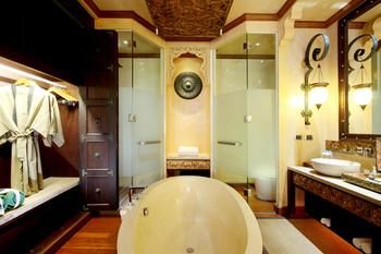 Deep Soaking Bathtub