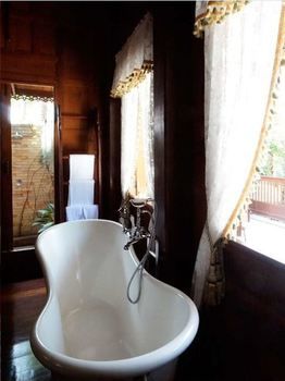 Deep Soaking Bathtub