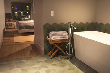 Deep Soaking Bathtub